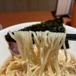 酒肴場 屯 - 全粒粉入りの細麺は風味も良く、パツンと歯切れ良い仕上がり