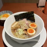 酒肴場 屯 - 【限定】冷やしらぁ麺 がごめ昆布水×アジ干し・イカ干し出汁¥1200、比内地鶏の卵かけご飯¥100