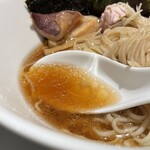 酒肴場 屯 - イカの風味に昆布水とアジ干しが味の厚みをプラス。やや濃いめの醤油味に針生姜が爽やか