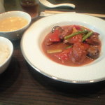 聖兆 - メイン(鶏のトマト煮込み)とライス&スープ