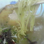 ラーメン無法松 - 麺は極細麺と細麺の中間、表面はﾂﾙﾂﾙして歯応えが良い。(新麺)
