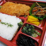Tonkatsu Maisen - 副菜は金平ごぼう、たくあん、昆布など