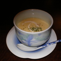 赤坂 津つ井 総本店 - 　コーンクリームスープです。ベーコンと玉ねぎが美味さを引き立てています。れんげでいただくのが津つ井流です。