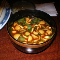 赤坂 津つ井 総本店 - 赤だしです。なめこと豆腐が入っていて美味しかったのでおかわりしました。