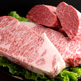 Enjoy the carefully selected Kuroge Wagyu beef Steak. A variety of courses are also available