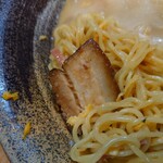 Menkui Ya - チャーシューはバーナーで軽く炙られていて
                      香ばしくて美味しい。