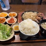 MICHIN GOGI - サムギョプサル定食 1280円 ライス大盛サービス。ご飯絶対いっぱい食べさせるマンな付け合わせの数々。