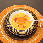 トゥ・ラ・ジョア イズム - エビス南瓜の冷製スープ、-160℃のフォアグラのアイスクリームと共に、