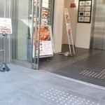 エレベーター前入り口