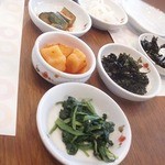 ナムル・キムチは食べ放題