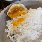 Sousaku Oden Kohaku - 最後は、煮卵と出汁を掛けて頂きました。