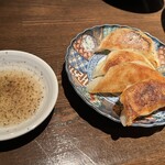 ビレッジ - 特製餃子。酢と胡椒でいただくっていうのが自分のいつもの食べ方と同じで嬉しい♪そして美味い。