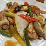 キッチン ブルー グローブ - 反対側から、スモーク香るフォンドボーソースが散りばめられている