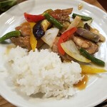 キッチン ブルー グローブ - 早々にご飯を乗せます