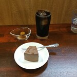 キッチン ブルー グローブ - アフターコーヒー、昨日で100回目、チョコレートケーキのサービスです、いつもありがとうございます！？