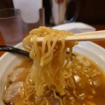 Sapporo Raiden - 王道のたまごが練り込まれた縮れ麺。