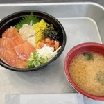 魚太郎 - サーモンづくし丼(税別980円)