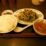 日高屋 - ...「ニラレバ炒め定食（650円）+ライス大盛（0円/モリモリサービス券）」。