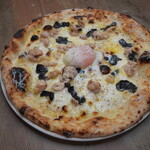 Cream pizza with half-boiled egg and black truffle