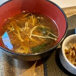 ビー＆エム サーフ＆カフェ - 赤出汁の味噌汁は具沢山。