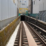 Sanji - 横に地下へ続く線路が