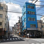 Sanji - 交差点角の店のある建物