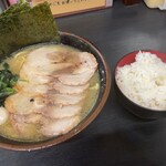 横浜家系ラーメン すずき家 - 