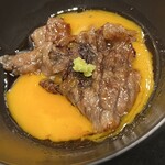 完全個室焼肉ITADAKI - 堪らず割れる卵黄