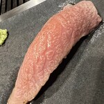 Kanzen Koshitsu Yakiniku Itadaki - トモサンカクの炙り寿し。これは抜群にウンマイ。嫌なドリップが皆無なので塊肉の管理も万全なのでしょう