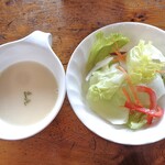 カフェレストラン匠 - 「懐かしの欧風オムライス セット」のサラダ ＆ スープ