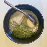 Menya Nakaima - 濃厚鶏白湯 焦がしニンニク入らーめん 醤油（麺半分、味玉入り）