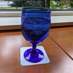 daininguandokaferandebu-raunji - お水のグラスが涼し気