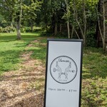 ELEVENSES TEA ROOMS - 這個招牌是目印，沿著枯草的部分前進，右手邊會出現聯合王國國旗。