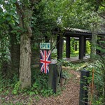 ELEVENSES TEA ROOMS - お店の入り口　ユニオンフラッグが目を惹きます