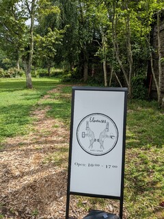 イレブンシス ティールームス - この看板が目印　草の枯れた部分を進んで行くと右手側にユニオンジャックが現れます