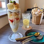カフェカモット - 桃のパフェ ドリンクセット¥1,500､単品¥1,300