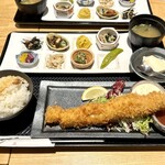 産直鮮魚と炊きたて土鍋ご飯の居酒屋 市場小路 - ながーい鱧カツおばんざいプレート