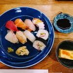 Osushi No Kadoya - 令和5年8月 ランチタイム
                        寿司定食 1500円
                        にぎり７貫、上巻き2貫、小鉢、天ぷら5種、赤出汁