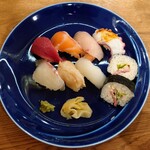 Osushi No Kadoya - 令和5年8月 ランチタイム
                        寿司定食 1500円
                        にぎり７貫、上巻き2貫、小鉢、天ぷら5種、赤出汁