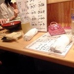 いしもん - 店内：お隣は女子３人組♪女子会も人気なんですね♪(’13.09月にて)