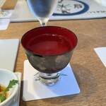 ホテリ・アアルト - お酒も数種類。チェイサーもデフォ