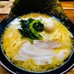 横浜家系ラーメン頂家 - 豚骨醤油ラーメン(並)