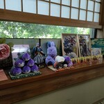 増田家 - アニメグッズで埋め尽くされている窓際