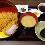 肉屋食堂 たけうち - 極厚とんかつ丼（中盛300グラム）