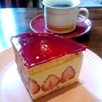 Saint Denis Cafe - 春頃食べたフレジエ？というイチゴのカスタードとバタークリームのケーキ、めっちゃ美味しかった！