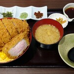 肉屋食堂 たけうち - 極厚とんかつ丼（中盛300グラム）