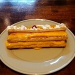 Saint Denis Cafe - トロピカルフルーツのミルフィーユ、写真を撮る瞬間に倒れてしまった、、、