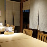 さのや - 綺麗な店内。カウンター席とテーブル席がありました