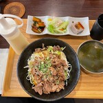 Ton Ton - 炙り牛カルビ丼大①