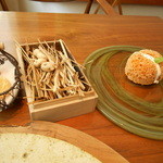 Fujiya 1935 - チーズボール・落花生・気泡をたくさん含ませたトマトのパン